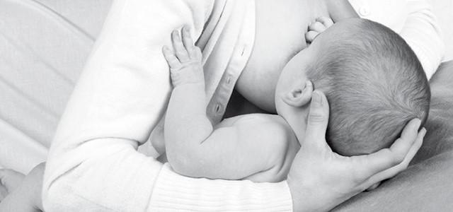 ¿Qué posiciones son adecuadas para amamantar de forma correcta a tu bebé recién nacido? | Bebés | San Pablo Farmacia