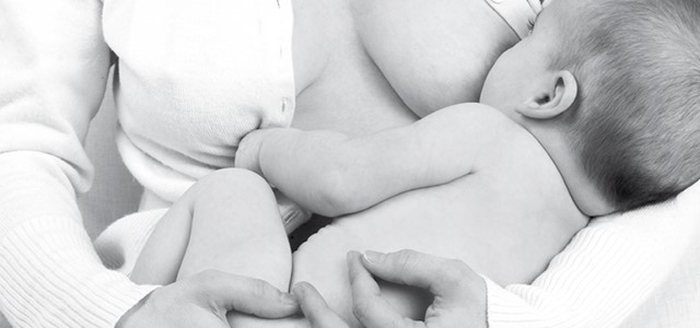 ¿Qué posiciones son adecuadas para amamantar de forma correcta a tu bebé recién nacido? | Bebés | San Pablo Farmacia