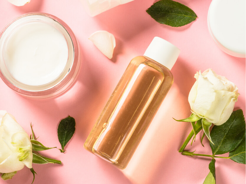 7 usos, propiedades y beneficios del agua de rosas para tu rutina de belleza